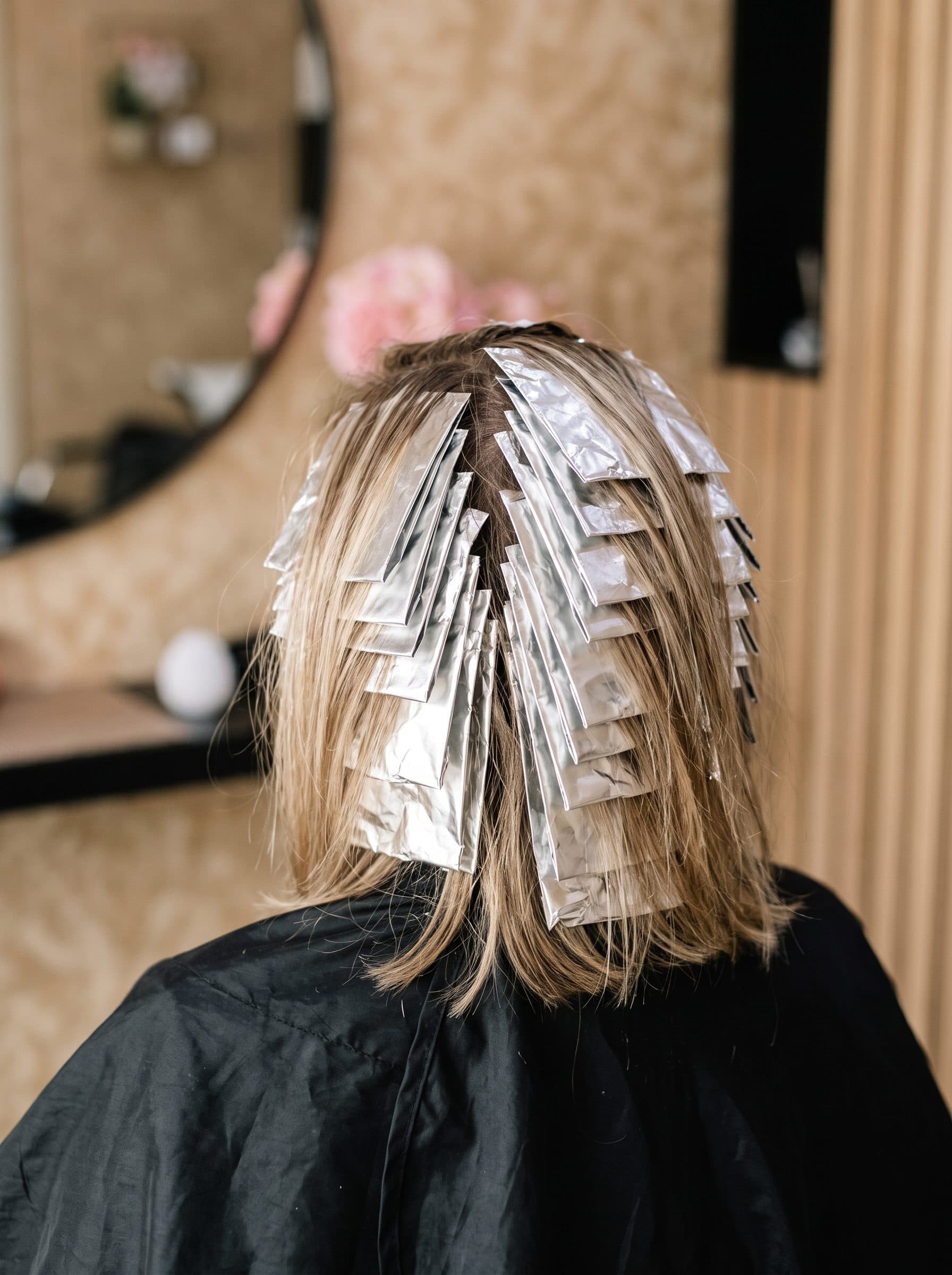 Folies in middellang blond haar voor highlights