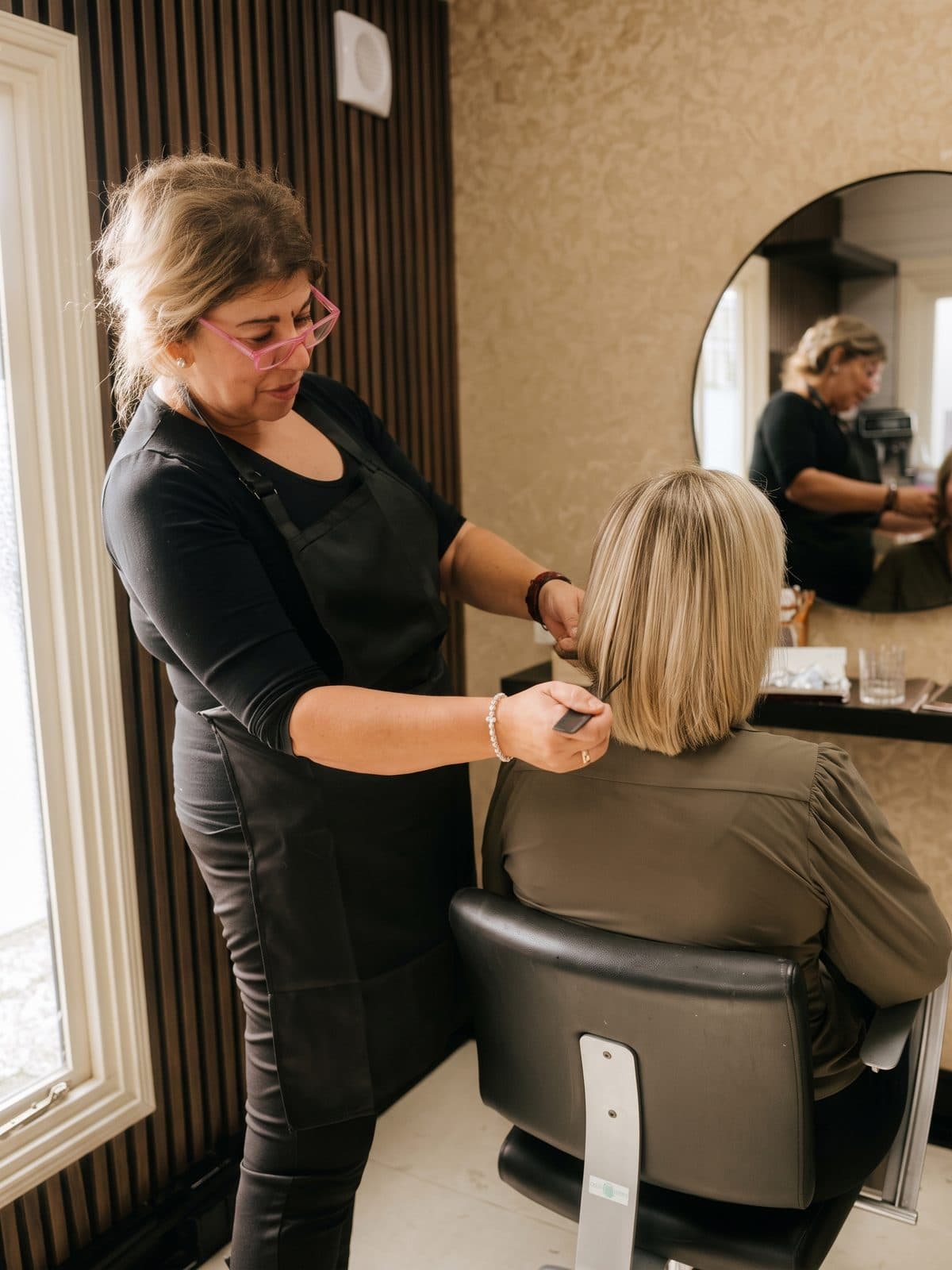 Ioanna knipt een klant in haar salon