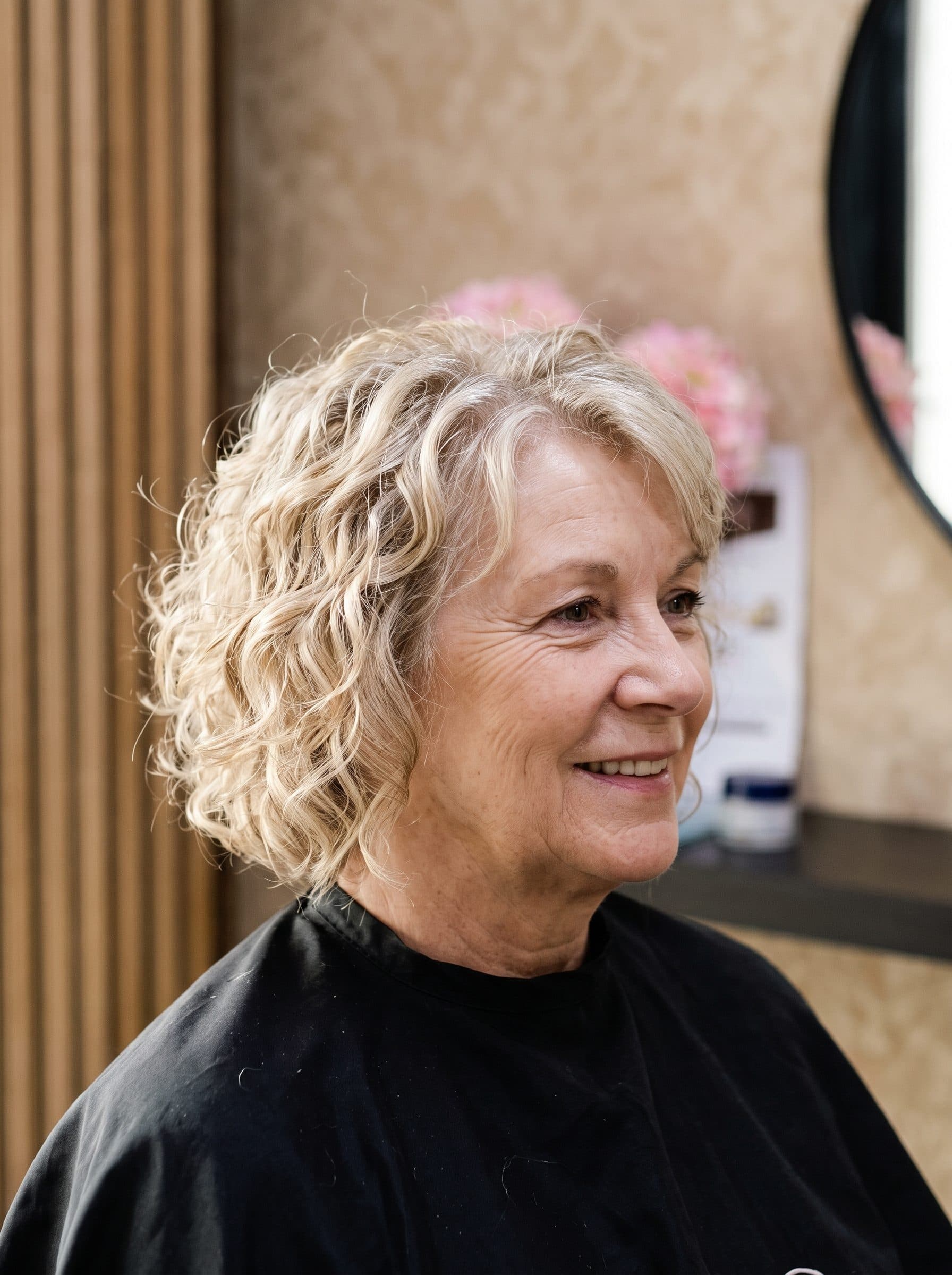 Kort haar met zachte krullen na een permanent