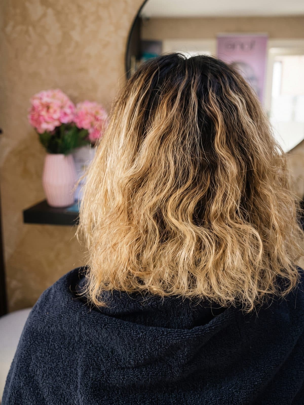 Voor: halflang haar met pluizige blonde lengtes